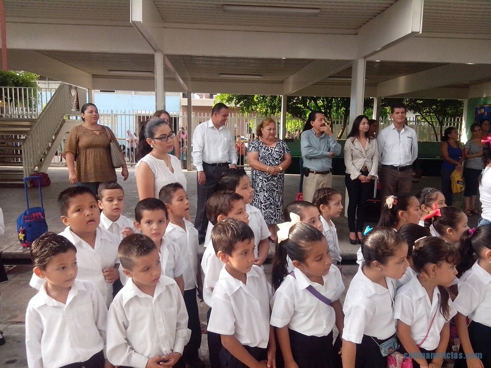 Asisten autoridades a Ceremonia Cívica en escuela primaria | Colima