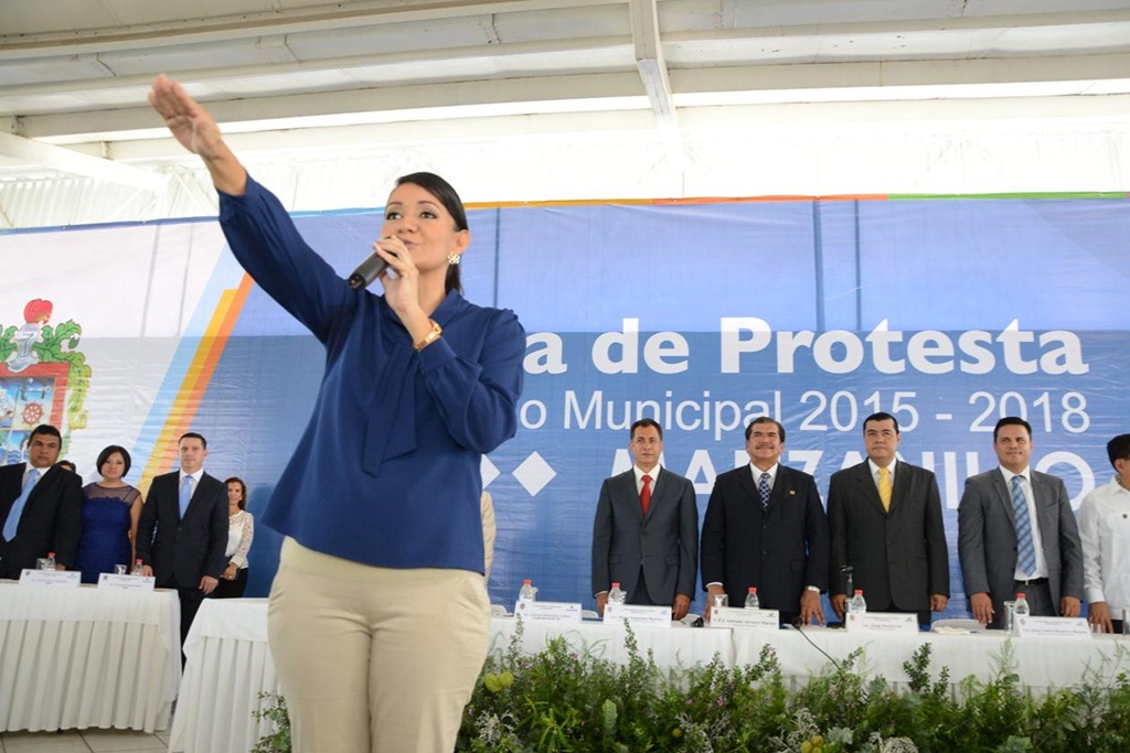 Gabriela Benavides toma protesta como alcaldesa de Manzanillo
