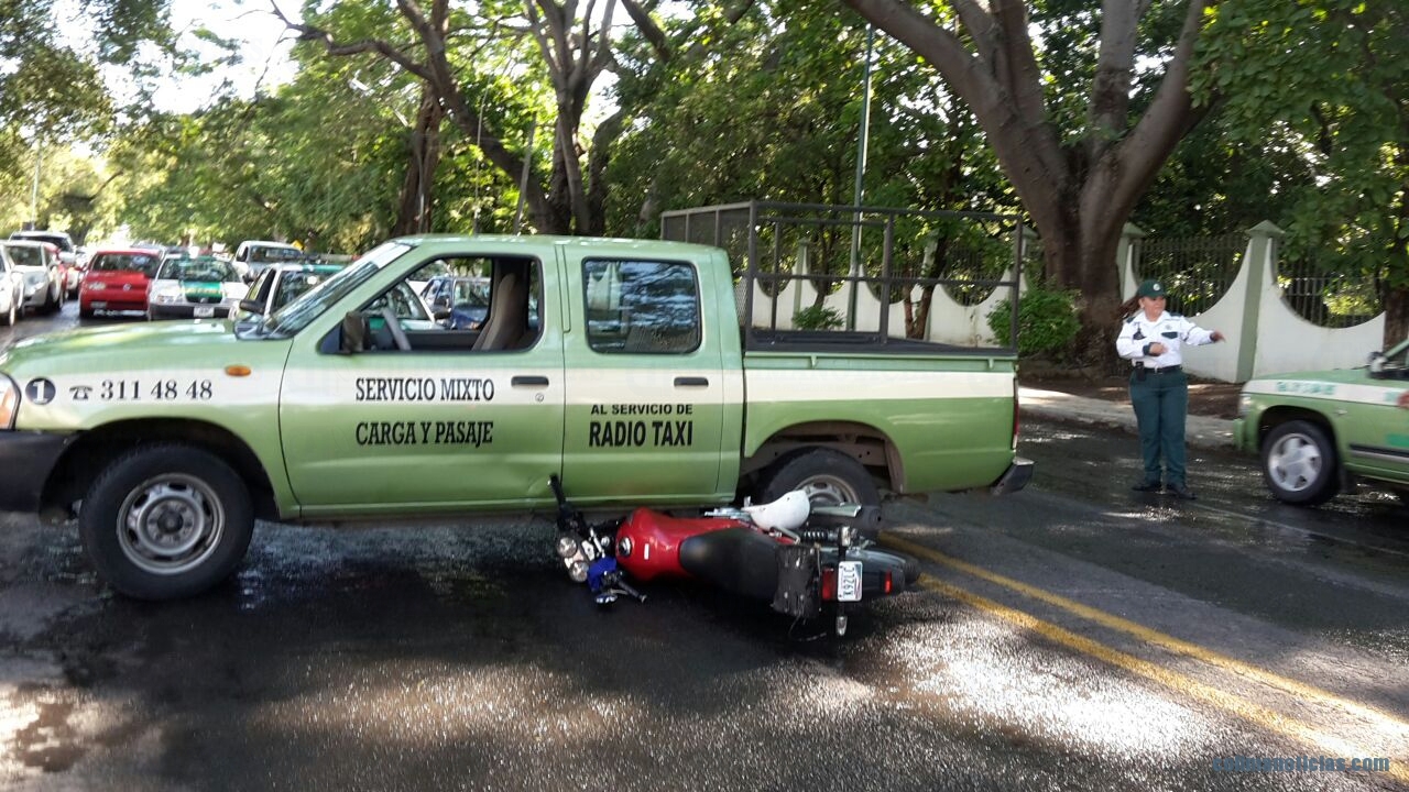 Impacta radio taxi a motocicleta