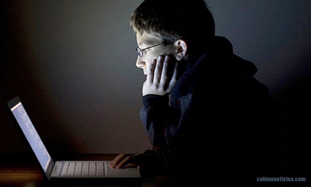 niño en computadora