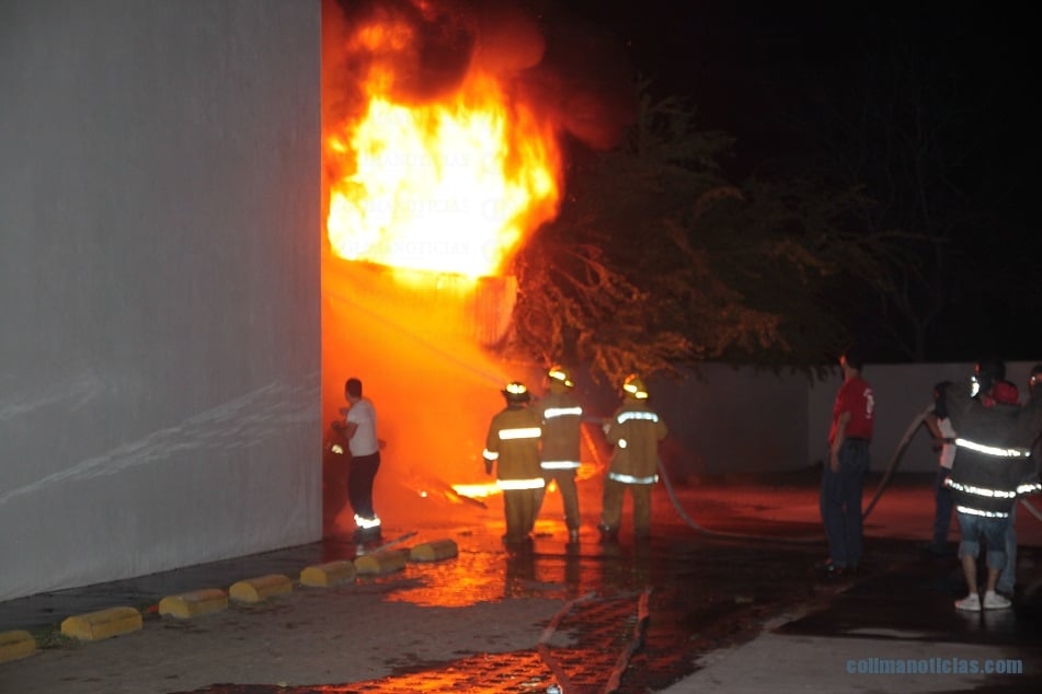 1Incendio consume totalmente comercio 5