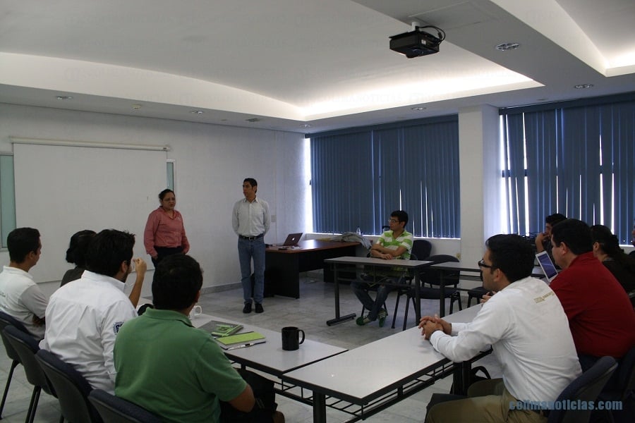 Extra_Curso Taller Micro enseñanza_Jonás Larios, de pie frente a grupo