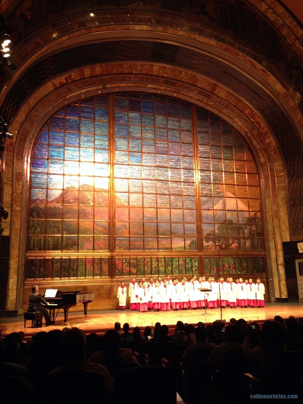Extra_Niños cantores de la UdeC en Roma