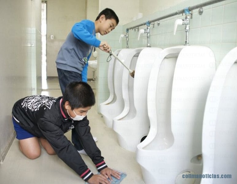 NIÑOS JAPONESES LIMPIAN BAÑO