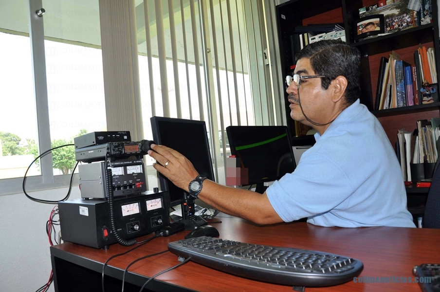 Profesor Telemática utiliza equipo de radiofrecuencia