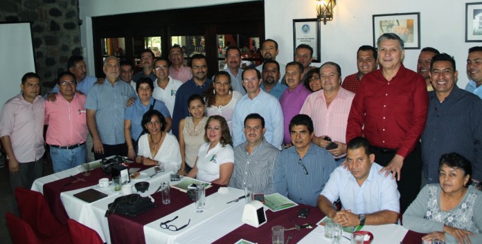 0092.DICIEMBRE.2015_Reconocen a Maestros de Educación Física