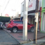 Obstruyen paso de peatones