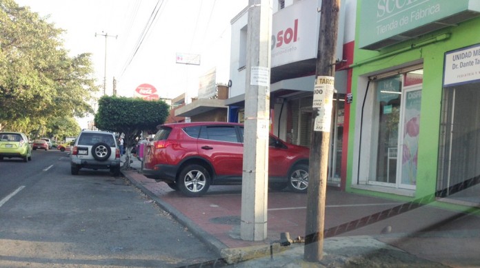 Obstruyen paso de peatones