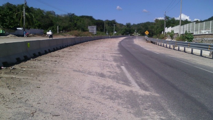 Peligro en la carretera a Minatitlán por falta de mantenimiento 1