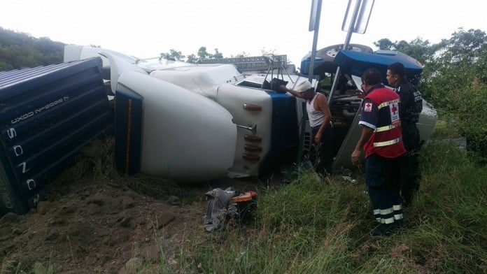 Vuelca tráiler en la laguna de Cuyutlán