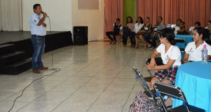 imparten charla en tecoman