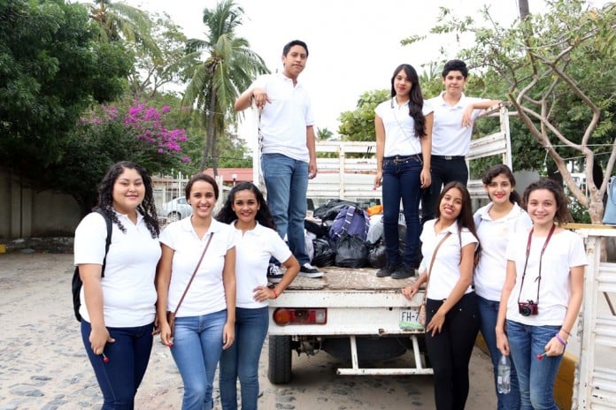 Alumnos del Bachillerato 9 donan ropa de invierno