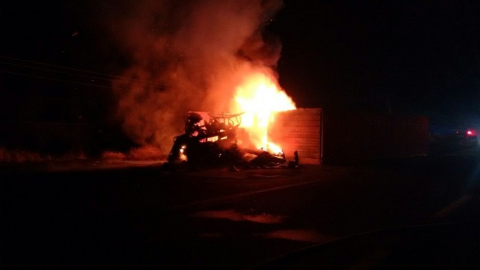 Controlan incendio de un tráiler en Los Asmoles2