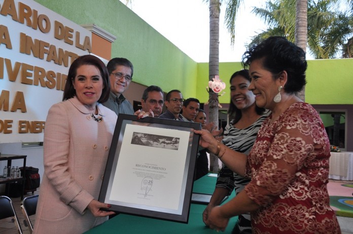 Develan placa por 25 años de estancia infantil, Reconocimiento a Alicia López