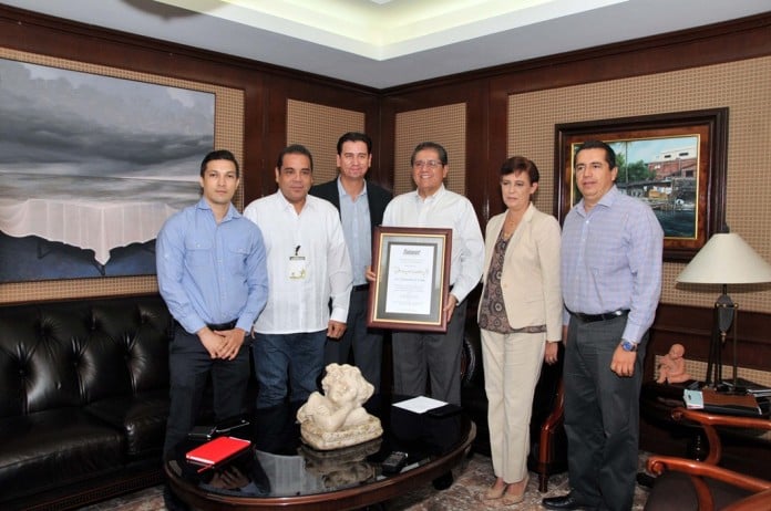 FONACOT entrega reconocimiento al Rector