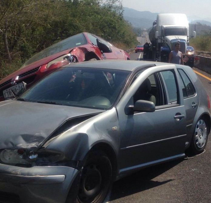 Tráiler impacta tres autos en la carretera Manzanillo-Cihuatlán2