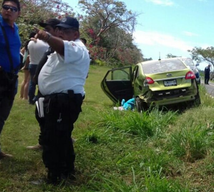 Cinco lesionados tras volcarse un vehculo por la carretera Tecomán-Pascuales