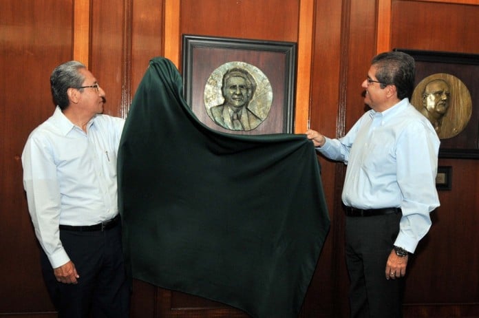 Delevan Medallón de ex rector Ramón Cedillo Nakay