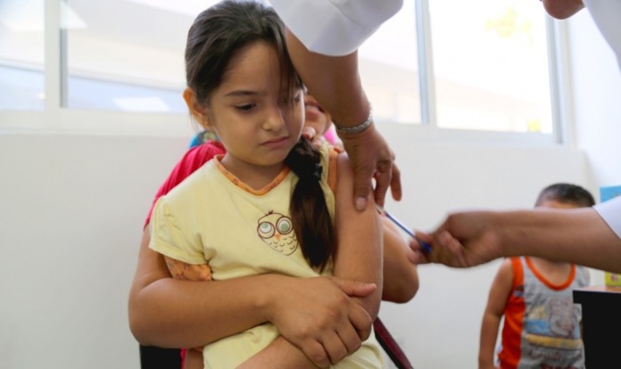 niña vacuna