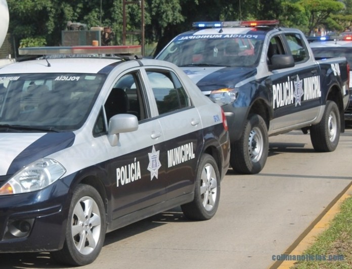 policia municipal detiene a persona agresiva