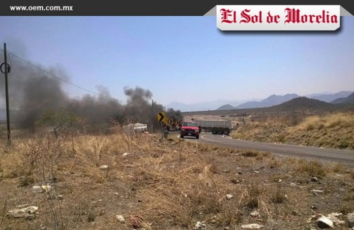 Alertan por quema de autos en accesos carreteros a Uruapan