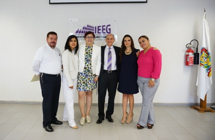 Consejera del IEE Colima brinda orientación