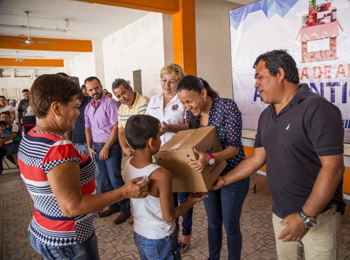 Entrega Gaby Benavides 4 mil despensas en Manzanillo