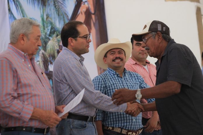 Nacho Peralta entrega de apoyos Tecomán