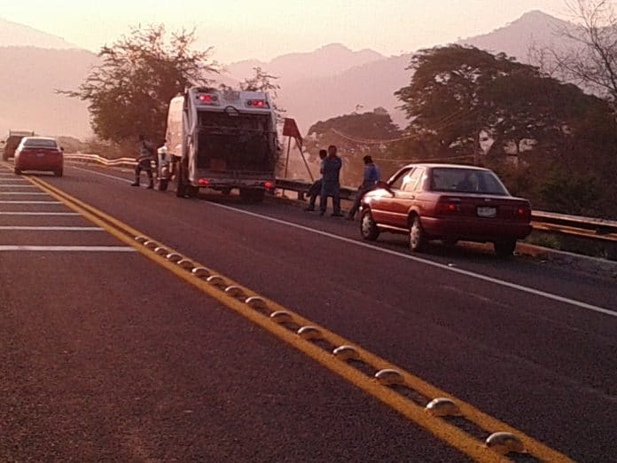 Choca contra recolector de basura
