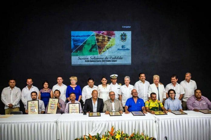 Entregan preseas a universitarios en Manzanillo