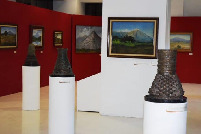 La exposición de escultura, fotografía y dibujo-Volcán ¡Salve, oh titán!- continúa en Plaza Zentralia