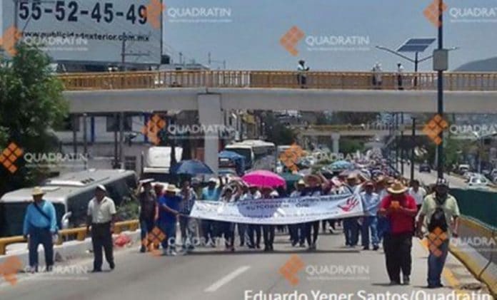 Maestros marchan contra la reforma educativa y evaluación docente, sobre la Autopista del Sol