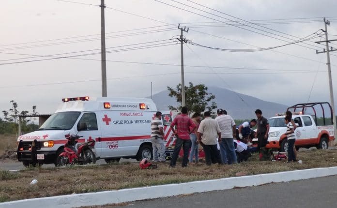 motociclista se impacta en camellón