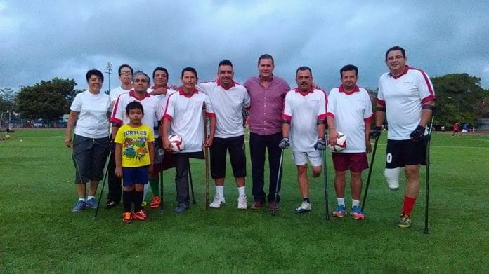 0218.JUNIO.2016_Uniforman a Ciclones de Colima de Futbol de Amputados