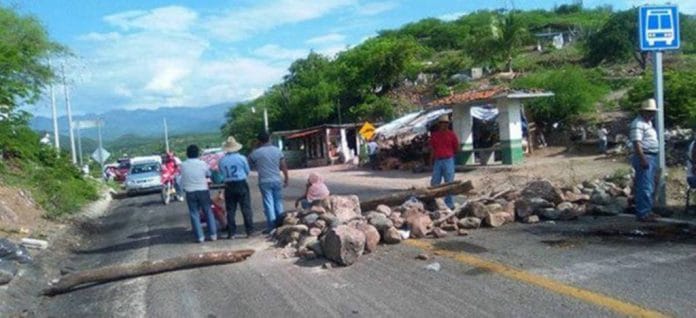 A pesar de mesa de diálogo, CNTE mantiene bloqueos en Oaxaca