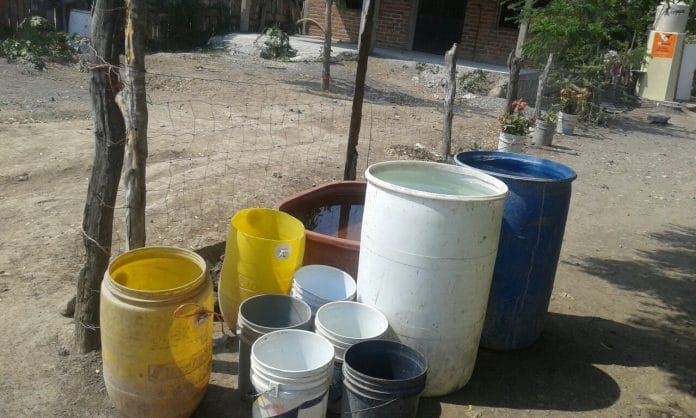 Abastecen de agua con pipas