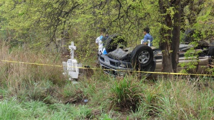 Camioneta vuelca en la autopista Manzanillo-Colima3