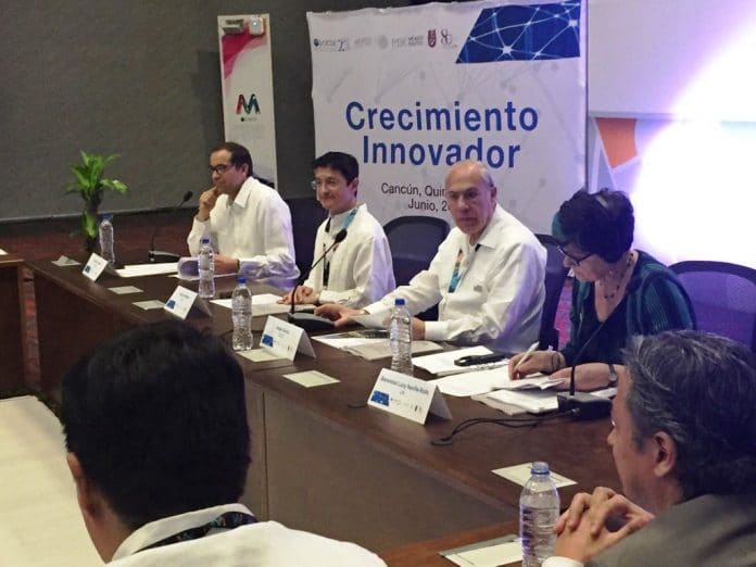 Expone Nacho ante la OCDE estrategia digital de Colima