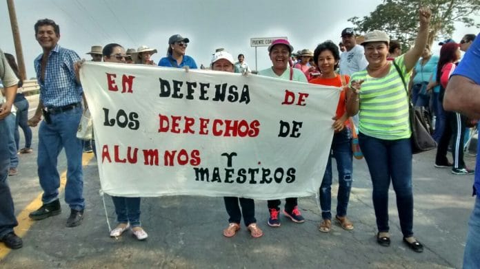 Maestros se manifiestan en Manzanillo