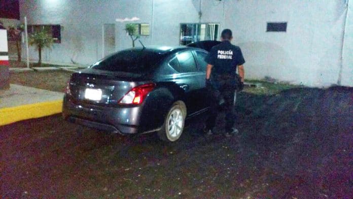 Policía federal aseguró a una persona en un vehículo con arma de fuego, cargador y cartuchos