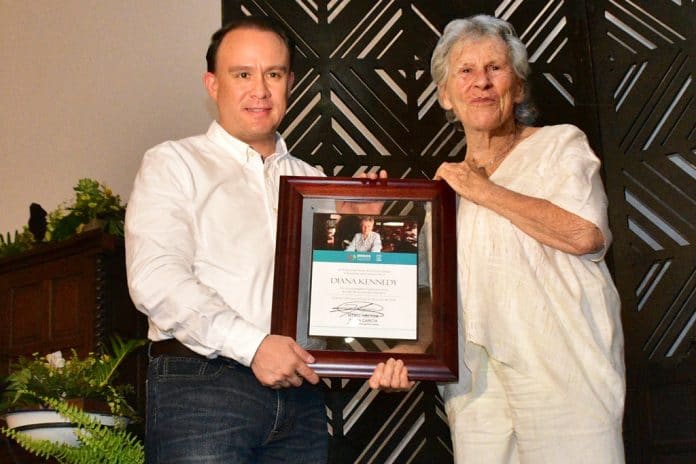 Reconoce Héctor Insúa a Diana Kennedy