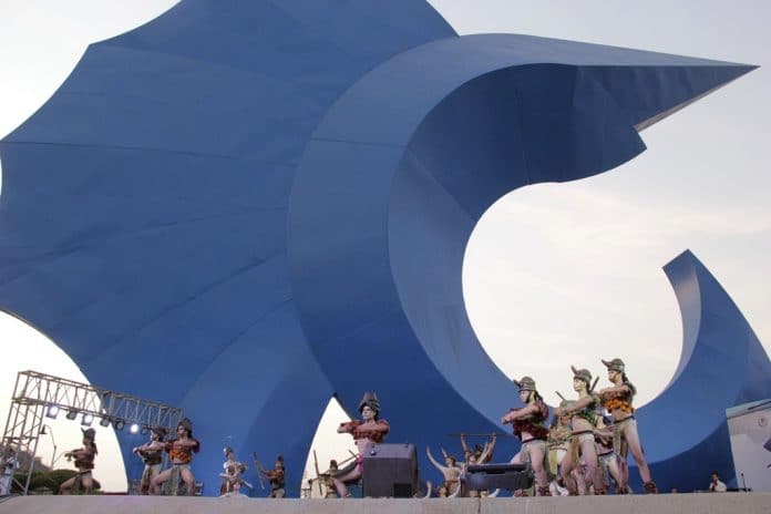 Rector asiste a presentación del Ballet Folklórico en Manzanillo