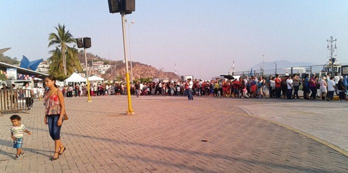 fila para abordar los buques