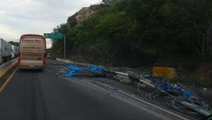 Caen atados de varilla de tráiler al circular por la autopista2