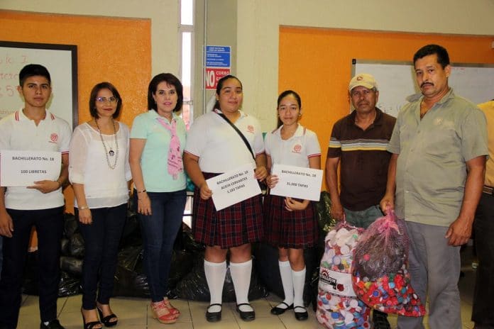 Donan taparroscas universitarios en lucha contra el cáncer_a