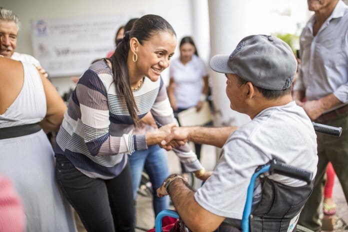 Entrega Gaby Benavides apoyos a personas con problemas de movilidad