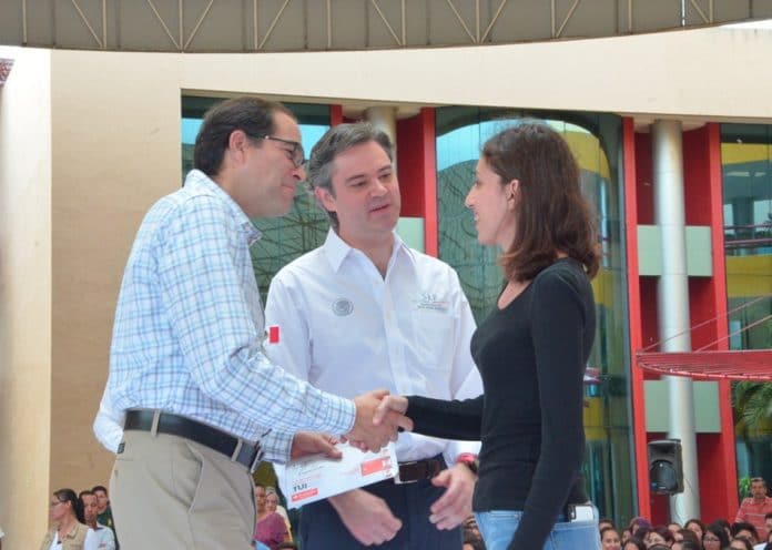 Nuño-entrega de becas