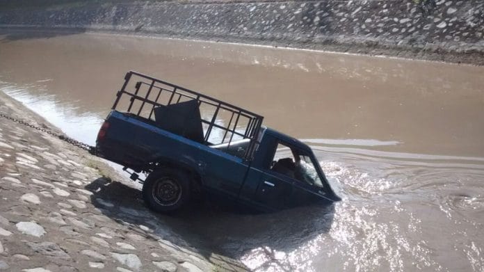 Reportan localización de camioneta dentro del canal Juárez