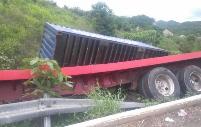 Tráiler sin frenos provoca fuerte accidente 2
