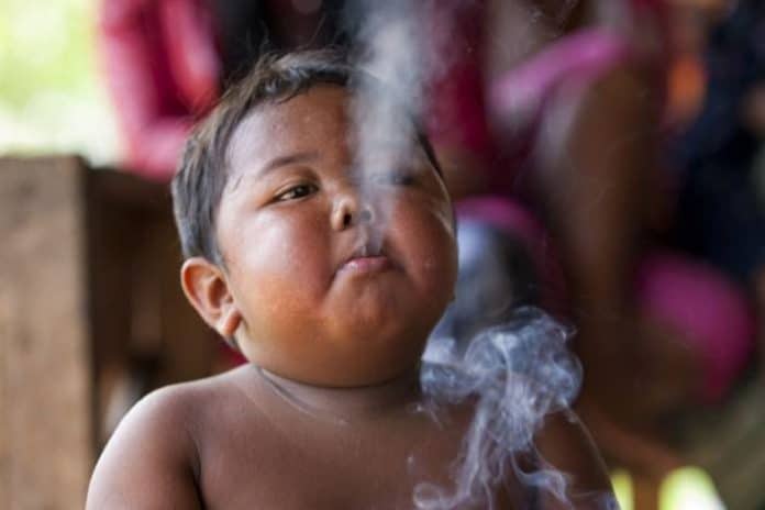 niño fumador